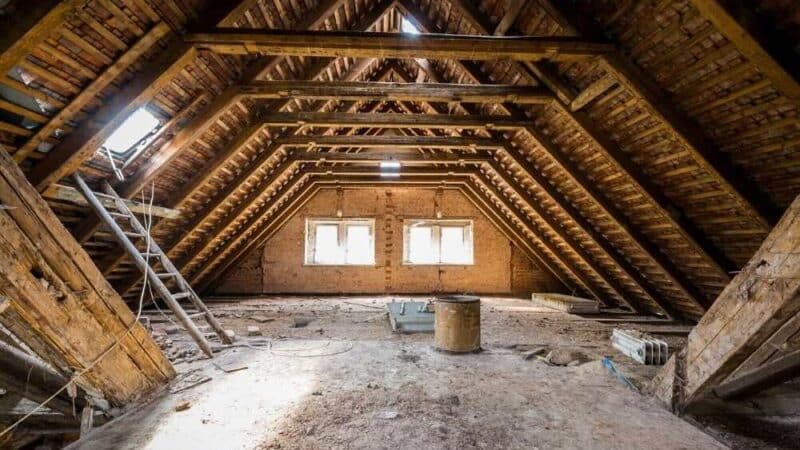 Czy adaptacja poddasza wymaga pozwolenia na budowę?