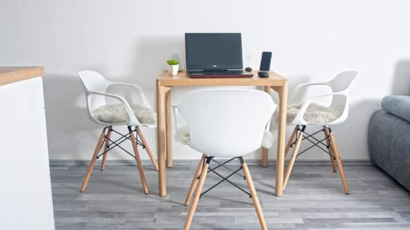 Inspiracje do urządzenia sypialni – stwórz przestrzeń pełną harmonii i komfortu