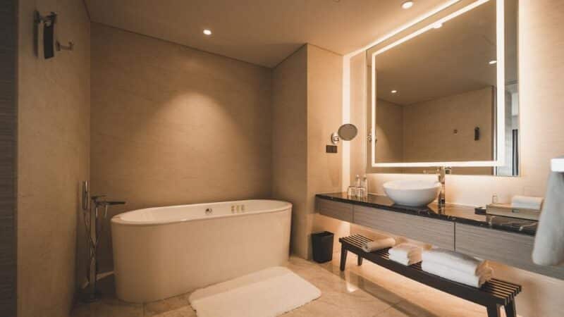 Jak dobrać lustro do małej łazienki?