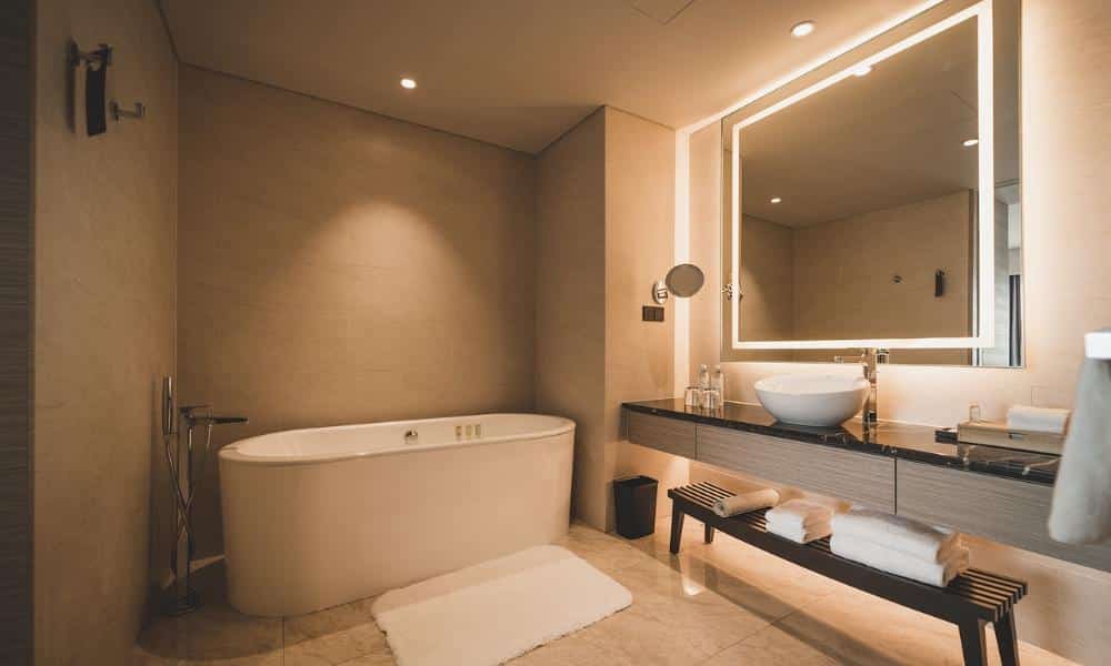 Jak dobrać lustro do małej łazienki?