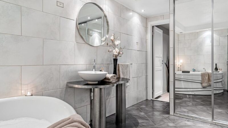 Jak zamontować lustro nad umywalką? Przewodnik krok po kroku